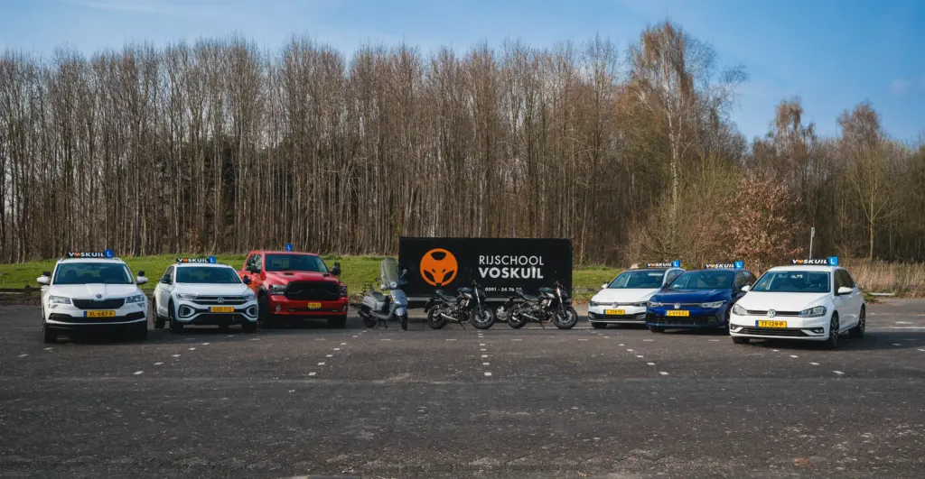 Auto met aanhanger van Rijschool Voskuil