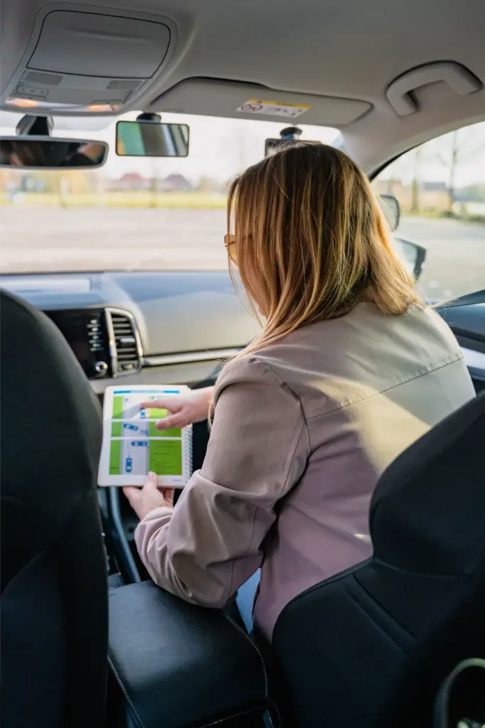 Leerling tijdens de autorijles bij Rijschool Voskuil