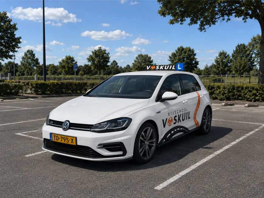 Lesauto van Rijschool Voskuil op de weg