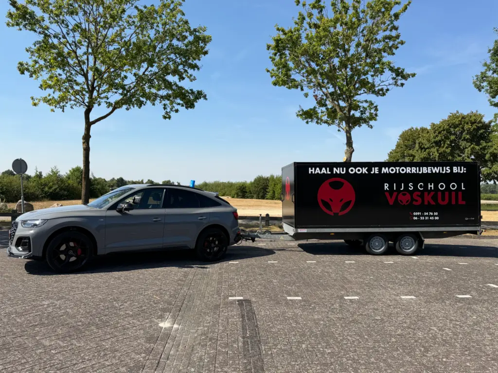Auto met aanhanger tijdens de BE-opleiding